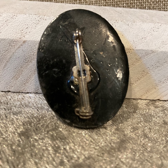 Vintage Black and White Victorian Lady Cameo Brooch - Picture 2 of 2